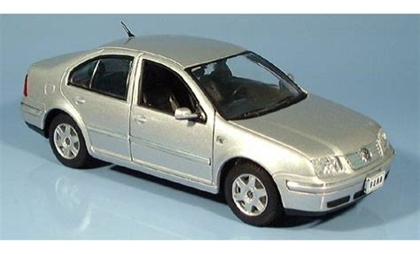 Volkswagen Bora autó belső nézetből, motorháztető nyitva