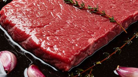 Vörösboros marhahús párolódás közben