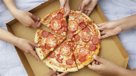 pizza szelet egy tányéron
