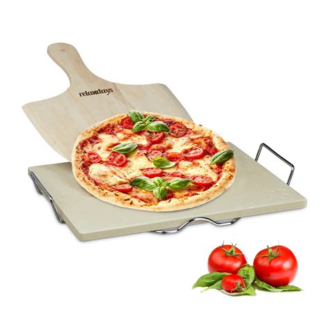 pizzalapát a pizzakő előtt