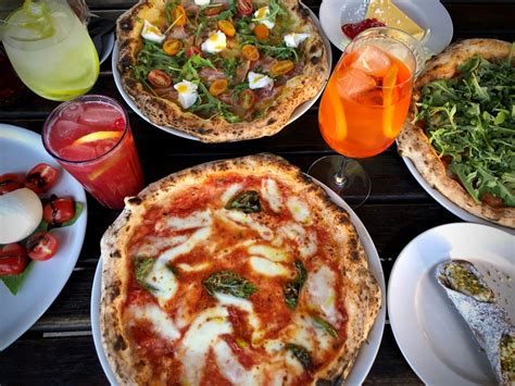 Hagyományos olasz vékony tésztás pizza fatüzelésű kemencében sütve