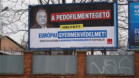 Hirdetőoszloppá alakított pillér korabeli plakátokkal és a séf ajánlatával