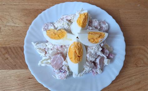 Többféle főtt tojásos előétel egy tálon