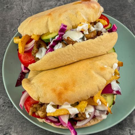 Tányér házi gyros friss lilakáposzta salátával