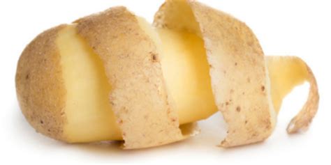 Lereszelt nyers krumpli egy tálban