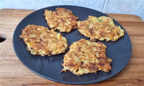 Laposra nyomott krumplis tócsnik sülnek serpenyőben