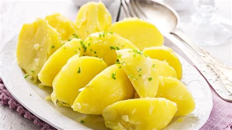 Krumplinyomóval áttört főtt krumpli