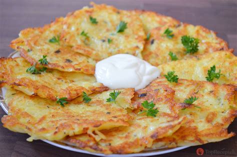 Tálalt krumplis tócsni tejföllel és zöldfűszerekkel