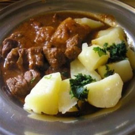 Vörösboros marhalábszár friss fűszerekkel