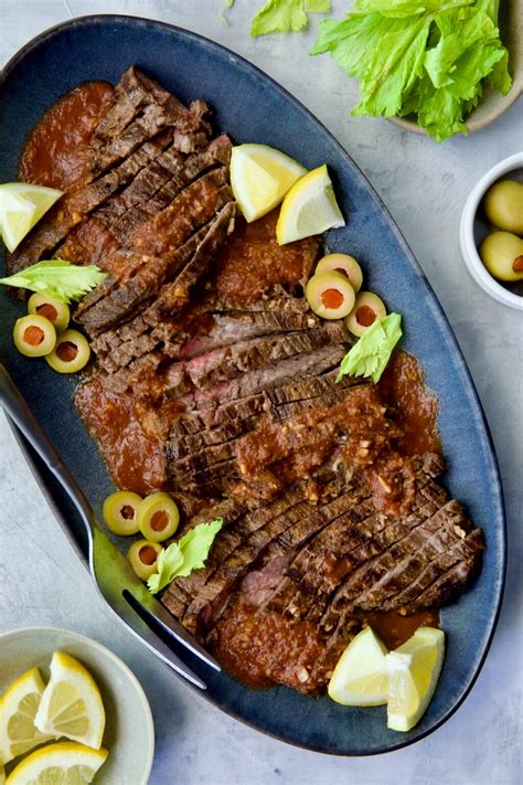 Különböző ételek, amelyek Worcester szósszal készülnek (pl. steak, Bloody Mary, saláta)