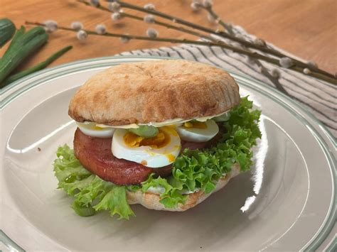 húsvéti sonkás-tojásos kenyér szeletben
