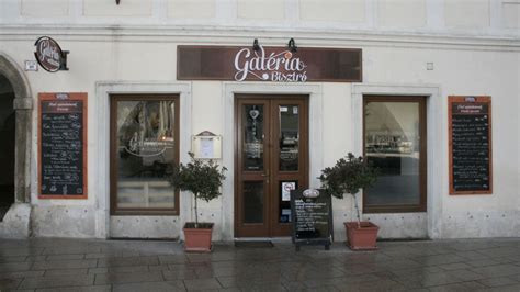 Galéria Bisztró belső tere Esterházy téglákkal díszítve