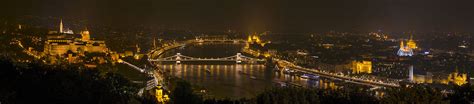 Budapest panorámája a Dunáról éjszakai kivilágításban