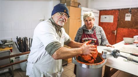 A kolbászhús darálásának és fűszerezésének folyamata