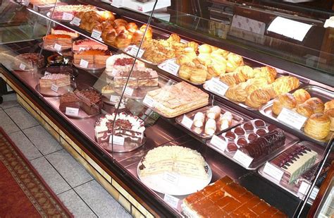 Marcipán sütemények és kávé a cukrászdában