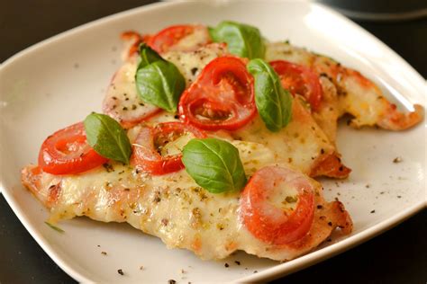 friss caprese csirkemell tálalva