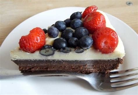 Kölesalapú torta bogyós gyümölcsökkel