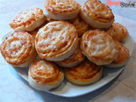 Pizzás csigák tálalva