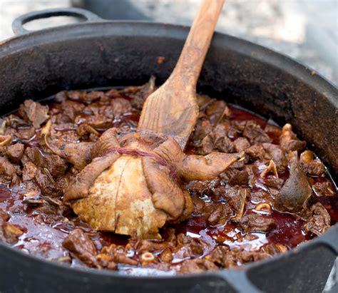 Szaftos birkahús darabok pörkölés közben