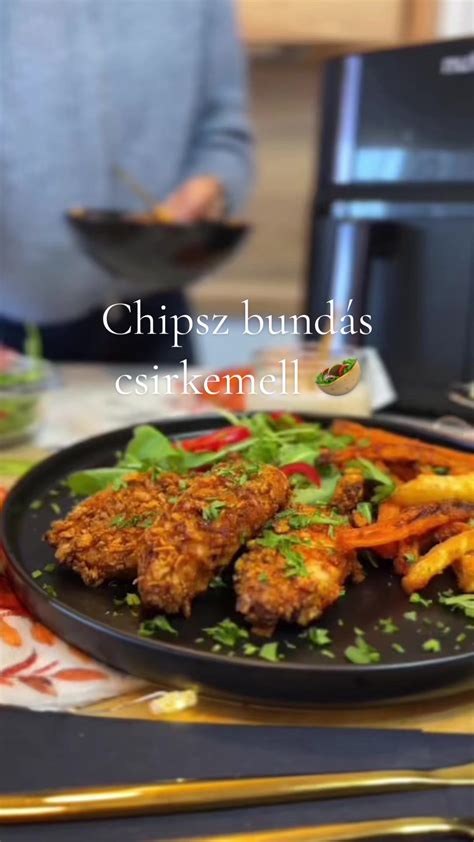 Airfryer látható, benne friss zöldségekkel, amelyeket éppen sütnek.