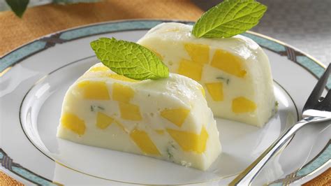 Tálalásra kész joghurtos őzgerinc torta, díszítve