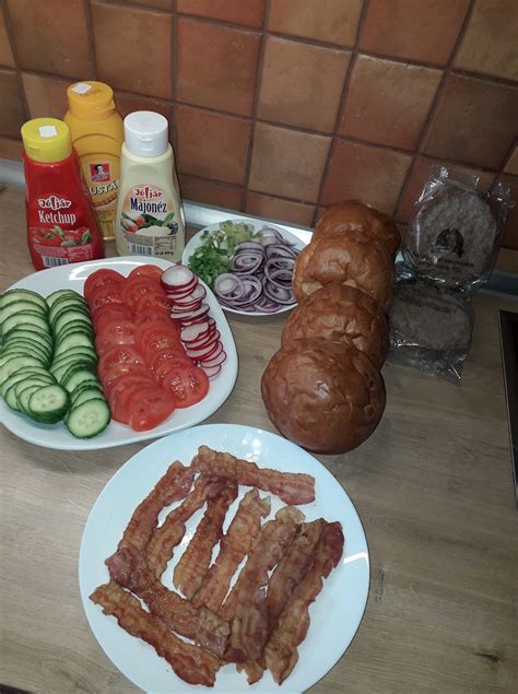 bacon és zöldségek serpenyőben