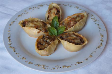 megtöltött óriáskagyló tészták sütőtálban