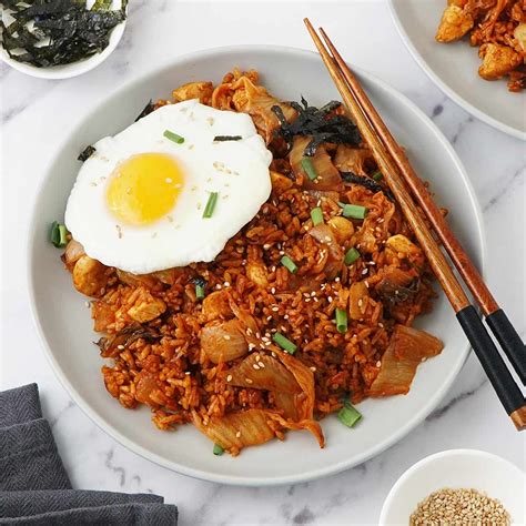 Kimchi Bokkeumbap tálalva