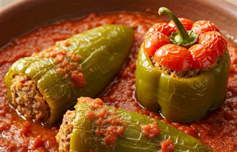 Töltött csili paprika tálalva