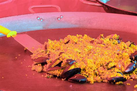 Készülő paella egy nagy serpenyőben