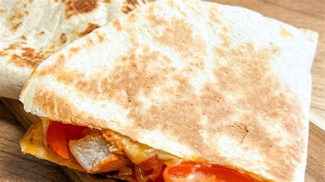 A quesadilla serpenyőben sül