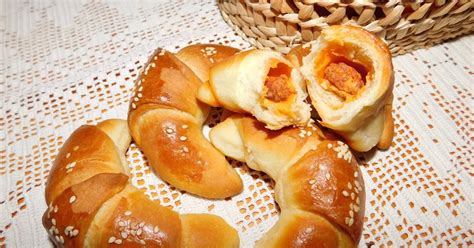 Különféle töltelékek kolbászos kelt tésztához