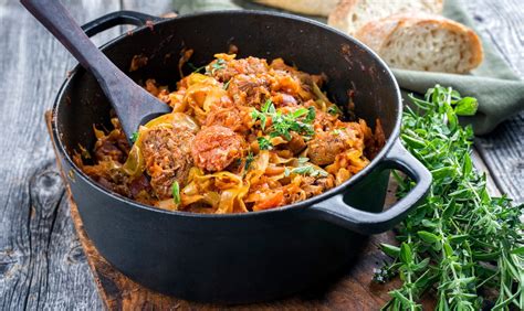 Bigos alapanyagok egy asztalon