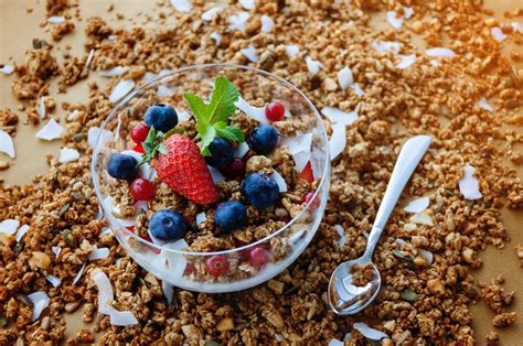 Házi granola tálban gyümölcsökkel