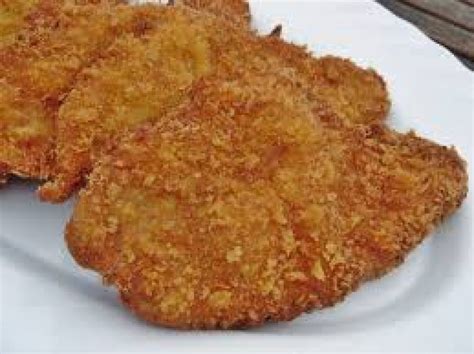 Frissen sült panko morzsás karaj vágás előtt, rácson pihentetve