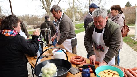 Kolbászok és burgonya előkészítése sütés előtt