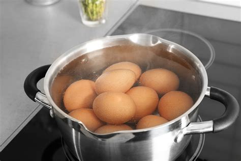 Főtt és nyers tojások forgás közben