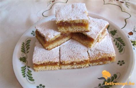 Almás lepény frissen sütve, szeletelve