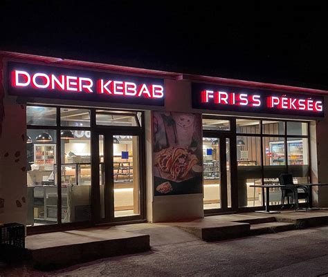 Döner kebab tálalva, friss citrommal