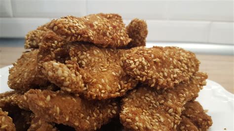 Szezámmagos csirkemell csíkok és sült krumpli