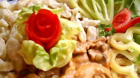 Elkészült bakonyi ragu tésztával és tejföllel