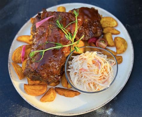 tálalt oldalas körettel és coleslaw salátával