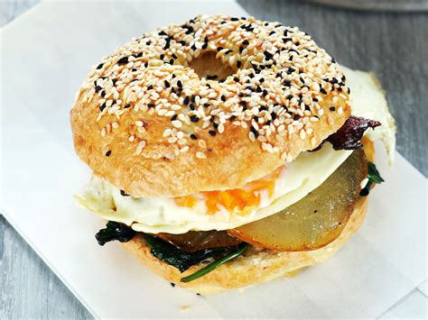 Reggeli bagel tükörtojással és baconnel