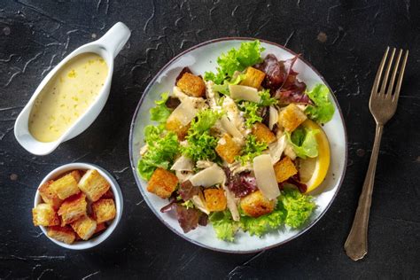 friss fokhagymás-kefires öntet tálalása zöldségekkel