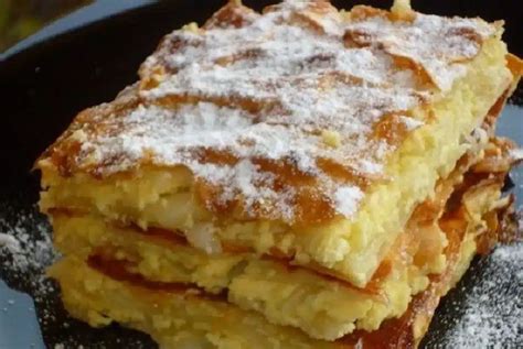 készre sült, aranybarna túrós batyuk tálalva
