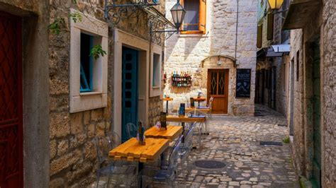 Trogir óvárosának panorámája a tenger felől