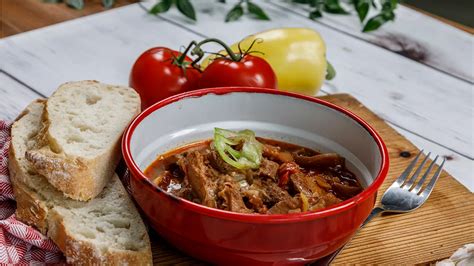 pacalpörkölt tálalása friss kenyérrel