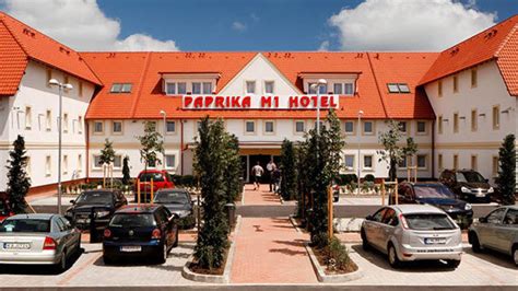 A Paprika M1 Hotel épülete az autópálya közelében