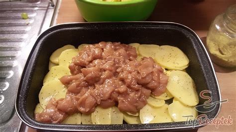 Kolbászok elrendezve tepsiben, kevés vízzel