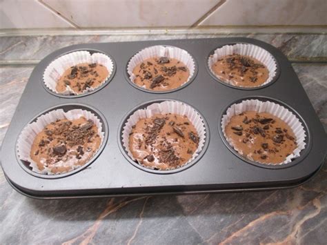 Muffin tészta adagolása formába